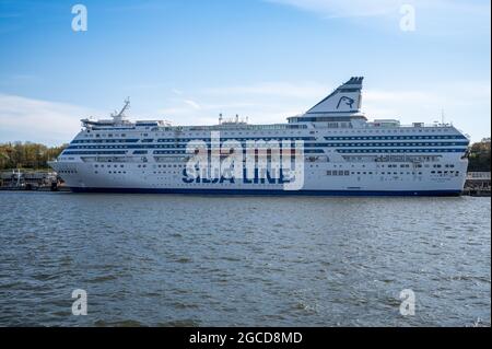 Helsinki / Finlandia - 10 MAGGIO 2020: MV Silja Serenade, gestita dalla Silja Line, ormeggiata al porto di Helsinki a causa delle restrizioni di viaggio COVID-19. Foto Stock