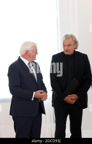 Berlino, Germania. 8 agosto 2021. Il presidente federale Frank-Walter Steinmeier (l) premia Christoph Ransmayr, scrittore e saggista austriaco, il premio Ludwig Börne 2020. Credit: Carsten Koall/dpa/Alamy Live News Foto Stock