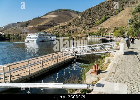 PINHAO, REGIONE DEL DOURO, PORTOGALLO - 22 OTTOBRE 2017: Riverside sul fiume Duoro nel villaggio di Pinhao, Portogallo Foto Stock