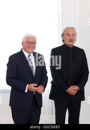 Berlino, Germania. 8 agosto 2021. Il presidente federale Frank-Walter Steinmeier (l) premia Christoph Ransmayr, scrittore e saggista austriaco, il premio Ludwig Börne 2020. Credit: Carsten Koall/dpa/Alamy Live News Foto Stock