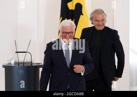 Berlino, Germania. 8 agosto 2021. Il presidente federale Frank-Walter Steinmeier (l) premia Christoph Ransmayr, scrittore e saggista austriaco, il premio Ludwig Börne 2020. Credit: Carsten Koall/dpa/Alamy Live News Foto Stock