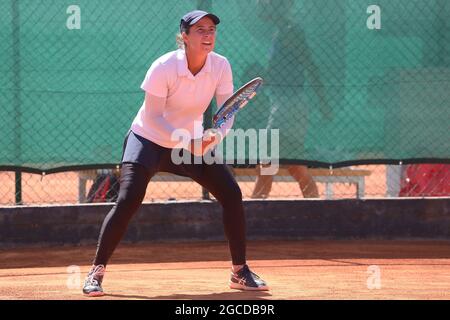 Daria Lodikova (Russia) in attesa di servire durante la partita finale contro Tamara Malesevic (Serbia) - UTR Pro Tennis Tour Europe Finals - Centro sportivo Visnjik a Zara, Croazia Foto Stock