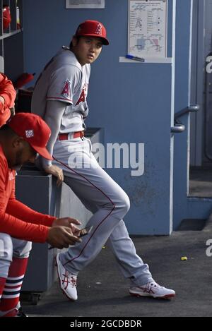 Los Angeles, Stati Uniti. 8 agosto 2021. Il lanciatore Shohei Ohtani degli Angels di Los Angeles guarda dal dugout durante la loro partita con i Los Angeles Dodgers al Dodger Stadium di Los Angeles sabato 7 agosto 2021. Foto di Jim Ruymen/UPI Credit: UPI/Alamy Live News Foto Stock