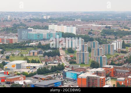 Guardando verso l'area di Burmantofts di Leeds dal tetto di Altus House nel centro città Foto Stock