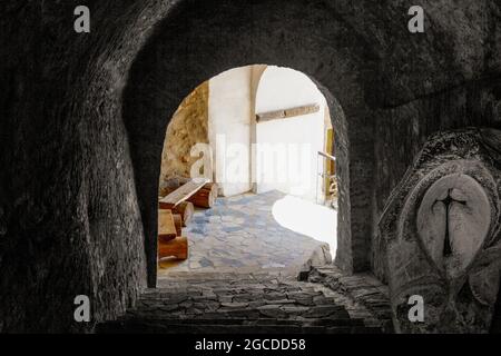 Immagine di passaggi a gradini nella torre scura del vecchio castello Foto Stock