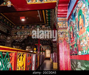 il vecchio monastero buddista decorato muro da basso angolo immagine è preso al monastero di tawang arunachal pradesh india. Foto Stock