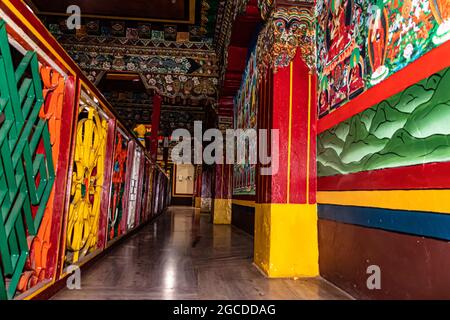 il vecchio monastero buddista decorato muro da basso angolo immagine è preso al monastero di tawang arunachal pradesh india. Foto Stock