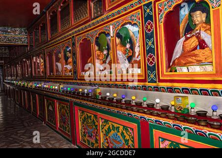 il vecchio monastero buddista decorato muro da basso angolo immagine è preso al monastero di tawang arunachal pradesh india. Foto Stock