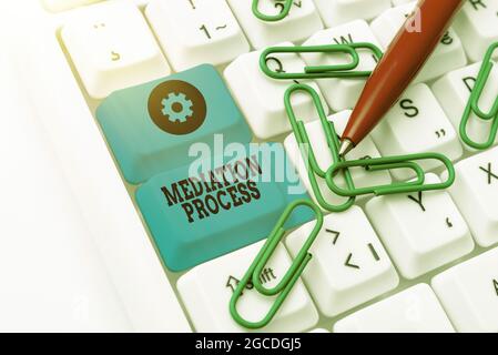 Processo di mediazione del segno di scrittura a mano. Business showcase informale e flessibile processo di risoluzione delle controversie tipizzazione lezioni e lezioni di ingegneria Foto Stock