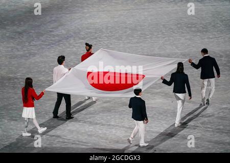 Toyko, Giappone. 8 agosto 2021. Gli atleti del Giappone entrano con la bandiera del Giappone durante la cerimonia di chiusura delle Olimpiadi di Tokyo 2020 allo Stadio Olimpico di Tokyo, Giappone. Credit: SPP Sport Press Photo. /Alamy Live News Foto Stock