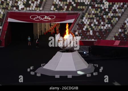 Toyko, Giappone. 8 agosto 2021. La fiamma olimpica durante la cerimonia di chiusura delle Olimpiadi di Tokyo 2020 allo Stadio Olimpico di Tokyo, Giappone. Credit: SPP Sport Press Photo. /Alamy Live News Foto Stock