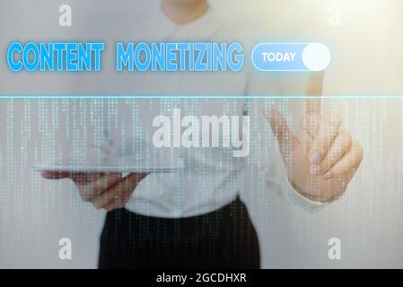 Visualizzazione concettuale monetizzazione dei contenuti. Panoramica aziendale fare soldi dal contenuto che esiste sul tuo sito Lady Holding Tablet premendo su Virtual Foto Stock