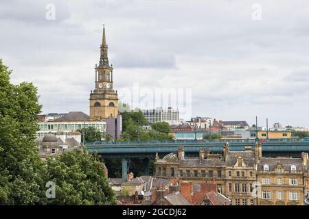 Uno skyline della città di Newcastle che mostra la Chiesa di tutti i Santi catturata dal ponte di alto livello a Tyne e Wear. Foto Stock