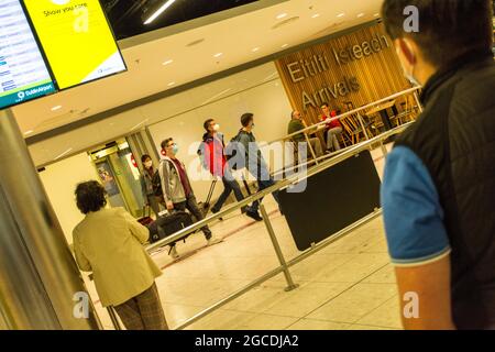 I passeggeri che indossano maschere arrivano all'aeroporto di Dublino, terminal 1, durante la pandemia di Covid19, Irlanda. Foto Stock