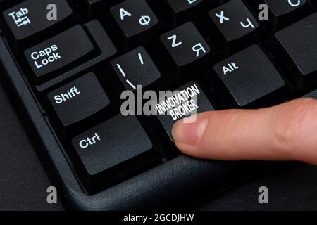 Scrittura con visualizzazione del testo Innovation Broker. Concetto che significa aiutare a mobilitare le innovazioni e identificare le opportunità di mani che puntano il computer pressante Foto Stock