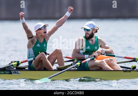 Tokyo 2020 si è chiuso domenica dopo un impressionante medagliato Giochi per la Gran Bretagna come hanno chiesto 65 medaglie. Qui, l’agenzia di stampa PA esamina alcune delle migliori immagini dietro le feroci battaglie, i trionfi e le celebrazioni delle Olimpiadi di quest’estate. File photo datato 29-07-2021 di Fintan McCarthy e Paul o'Donovan in Irlanda festeggiano la vittoria nella finale A dei Double sculls da uomo leggero a Sea Forest Waterway il sesto giorno dei Giochi Olimpici di Tokyo 2020 in Giappone. Data immagine: Giovedì 29 luglio 2021. Foto Stock