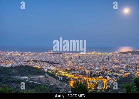 Barcellona di notte con una luna piena Foto Stock