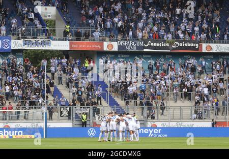 Duisburg, Germania. 8 agosto 2021. Primo: 08.08.2021, Fuvuball, 3. Bundesliga, stagione 2021/2022, MSV Duisburg - TSV Havelse le squadre hanno marciato nello stadio Credit: dpa/Alamy Live News Foto Stock