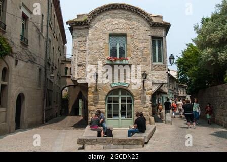 La città fortificata di Carcassone, con i suoi complessi di edifici medievali, è una popolare attrazione turistica e dichiarata Patrimonio dell'Umanità dall'UNESCO Foto Stock