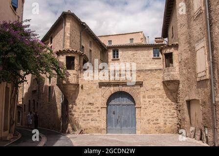 Porta fortificata di un tribunale privato nel centro storico di Pézenas, Francia meridionale. Foto Stock