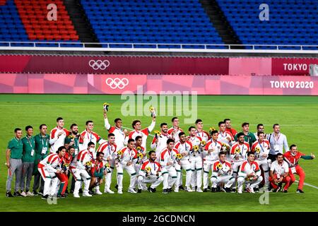 YOKOHAMA, GIAPPONE - 7 AGOSTO: Il personale e i giocatori del Messico in posa per una foto con la loro medaglia di bronzo dopo la partita della medaglia d'oro del torneo olimpico di calcio maschile di Tokyo 2020 tra Brasile e Spagna allo stadio internazionale Yokohama il 7 agosto 2021 a Yokohama, Giappone (Foto di Pablo Morano/Orange Pictures) Foto Stock