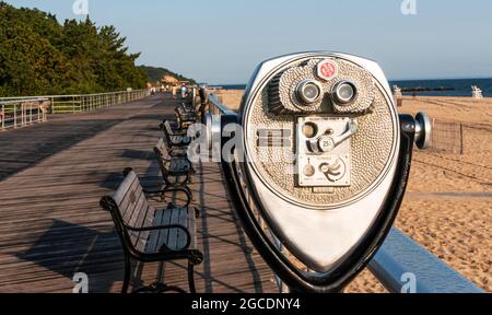 Guardando verso ovest lungo la passerella del Sunken Meadow state Park con un binocolo a gettoni in primo piano. Foto Stock