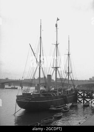 Anni '50, vista storica della famosa nave a vela a bordo di un barque, 'RRS Discovery' sul fiume Tamigi, Londra, Inghilterra, Regno Unito, l'ultima nave in legno a tre alberi costruita in Gran Bretagna. Una barca a vela con propulsione a vapore ausiliario, è stata costruita a Dundee, Scozia. Costruito appositamente per la ricerca Antartica, il suo primo viaggio, conosciuto come Discovery Expedition (1901-1904) ha portato gli esploratori britannici Robert Falcon Scott ed Ernest Shackletone nella regione. Dopo essere stata nell'Antartide Australiano dal 1929 al 1931, è stata ormeggiata sul Tamigi come una nave da addestramento statica e attrazione per i visitatori. Foto Stock