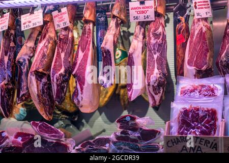 Mercado Central de Atarazanas, traditionelle Markthalle mit großer Auswahl an Lebensmitteln, spanischer Schinken, Jamon Iberico, Malaga, Costa del so Foto Stock