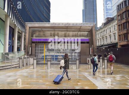 Londra, Regno Unito, agosto 2021. Ingresso della Elizabeth Line alla stazione di Liverpool Street. Il progetto ferroviario Crossrail ha iniziato la costruzione nel 2009, ma dopo diversi ritardi si prevede che sarà completato nel 2022. Foto Stock