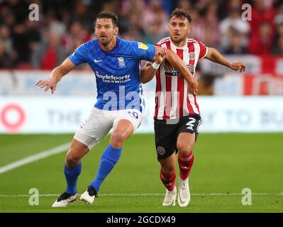 Sheffield, Inghilterra, 7 agosto 2021. George Baldock di Sheffield Utd e Lukas Jutkiewicz di Birmingham City durante la partita del campionato Sky Bet a Bramall Lane, Sheffield. L'immagine di credito dovrebbe essere: Simon Bellis / Sportimage Foto Stock
