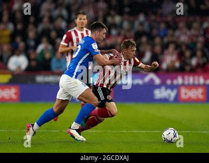 Sheffield, Inghilterra, 7 agosto 2021. Ben Osborn di Sheffield Utd con Lukas Jutkiewicz di Birmingham City durante la partita del campionato Sky Bet a Bramall Lane, Sheffield. L'immagine di credito dovrebbe essere: Andrew Yates / Sportimage Foto Stock