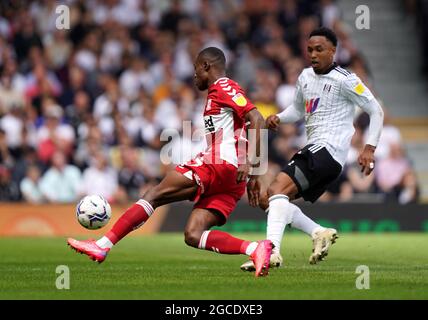 Kenny Tete di Fulham (a destra) e Marc Bola di Middlesbrough combattono per la palla durante la partita del campionato Sky Bet al Craven Cottage di Londra. Data immagine: Domenica 8 agosto 2021. Foto Stock