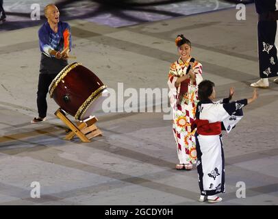 Tokyo, Giappone. 8 agosto 2021. Gli artisti intrattengono gli atleti durante la cerimonia di chiusura delle Olimpiadi estive del 2020 allo Stadio Olimpico di Tokyo, Giappone, domenica 8 agosto 2021. Photo by Tasos Katopodis/UPI Credit: UPI/Alamy Live News Foto Stock