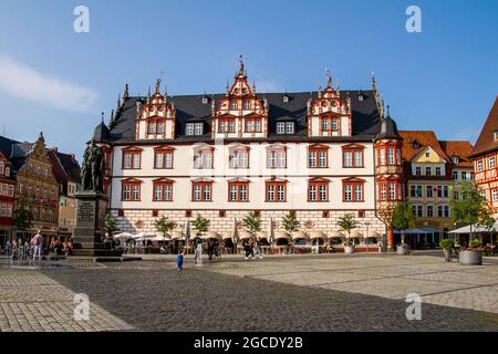 Coburg, Germania, 17 luglio 2021. Piazza del mercato con la statua del Principe Alberto di Sassonia-Coburgo Gotha Foto Stock