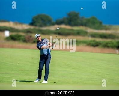 La Scotland's Calum Hill gioca il suo secondo colpo al 4° giorno dell'Hero Open al Fairmont St Andrews Golf Course, St Andrews. Data immagine: Domenica 8 agosto 2021. Foto Stock