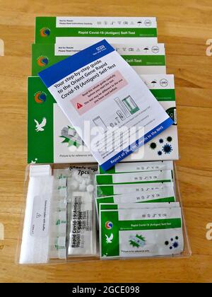 Se non si hanno sintomi di coronavirus (COVID-19), è possibile sottoporvi a regolari test del flusso laterale. Perché si dovrebbe essere regolarmente testato circa 1 persona su 3 con COVID-19 non hanno sintomi ma possono ancora infettare altri. Dovreste fare un test rapido due volte alla settimana (ogni 3-4 giorni) per controllare se avete il virus. Se la gente prova positiva e auto-isolata, aiuta a fermare la diffusione del virus. Anche se sei vaccinato, c'è ancora una possibilità di superare COVID-19, quindi dovresti continuare a sottoporti regolarmente ai test. Il test per le persone senza sintomi di COVID-19 è chiamato un rapido Foto Stock