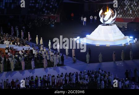 La fiamma olimpica si spegne durante la cerimonia di chiusura delle Olimpiadi estive del 2020 allo Stadio Olimpico di Tokyo, Giappone, domenica 8 agosto 2021. Foto di Tasos Katopodis/UPI Foto Stock