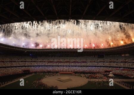 I fuochi d'artificio segnano la fine dei festeggiamenti durante la cerimonia di chiusura delle Olimpiadi estive del 2020 allo Stadio Olimpico di Tokyo, Giappone, domenica 8 agosto 2021. Foto di Tasos Katopodis/UPI Foto Stock