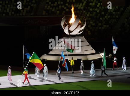 8 agosto 2021, Tokyo, Kanto, Giappone: Le bandiere delle nazioni sono sfilate durante la cerimonia di chiusura alle Olimpiadi di Tokyo 2020 allo Stadio Olimpico di Tokyo domenica a Tokyo. (Credit Image: © Paul Kitagaki Jr./ZUMA Press Wire) Foto Stock