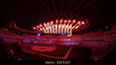(210808) -- TOKYO, 8 agosto 2021 (Xinhua) -- i fuochi d'artificio esplodono sullo Stadio Olimpico durante la cerimonia di chiusura dei Giochi Olimpici di Tokyo 2020 a Tokyo, Giappone, 8 agosto 2021. (Xinhua/li Gang) Foto Stock