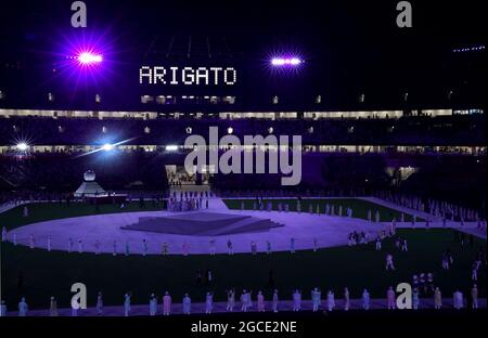 La parola 'Arigato' scritta in luci durante la cerimonia di chiusura dei Giochi Olimpici di Tokyo 2020 allo stadio olimpico in Giappone. Data immagine: Domenica 8 agosto 2021. Foto Stock