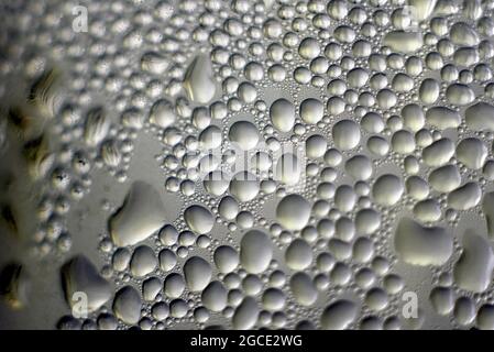 gocce d'acqua su una bottiglia di plastica con messa a fuoco selettiva Foto Stock