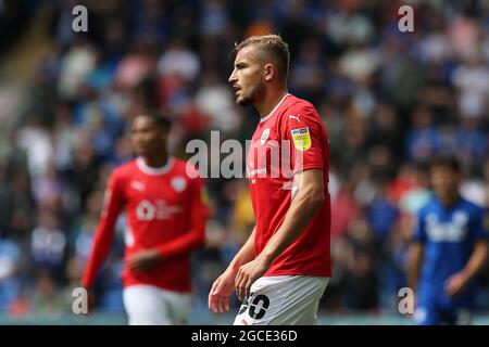 Cardiff, Regno Unito. 07 agosto 2021. Michał Helik di Barnsley FC guarda sopra. EFL Skybet Championship, Cardiff City contro Barnsley al Cardiff City Stadium di Cardiff, Galles, sabato 7 agosto 2021. Questa immagine può essere utilizzata solo per scopi editoriali. Solo per uso editoriale, è richiesta una licenza per uso commerciale. Nessun utilizzo nelle scommesse, nei giochi o nelle pubblicazioni di un singolo club/campionato/giocatore. pic di Andrew Orchard/Andrew Orchard sports photography/Alamy Live news Credit: Andrew Orchard sports photography/Alamy Live News Foto Stock