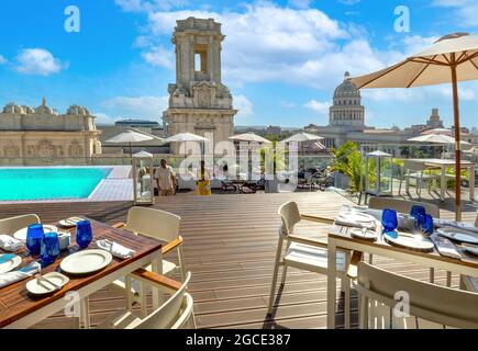 L'Avana, Cuba 16 gennaio 2020: Vista panoramica del centro storico dell'Avana (l'Avana Vieja) e di Capitolio al tramonto dalla terrazza sul tetto dell'hotel di lusso con piscina e ristorante Foto Stock