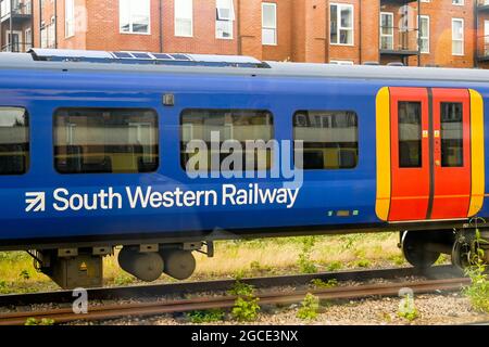 Southampton, Inghilterra - Luglio 2021: Vista laterale di una carrozza su un treno operato dalla South Western Railway. Foto Stock