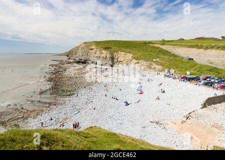 SOUTHERNDOWN, GALLES - 10 2021 GIUGNO: Le folle si riuniscono sulla roccia e sulla spiaggia di Southerndown (Dunraven Bay), sulla costa patrimonio Glamorgan del Galles del Sud Foto Stock