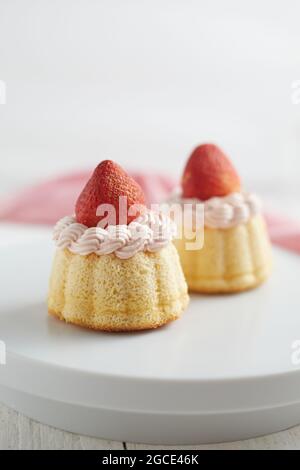 Torta con fragola e cremosa su sfondo bianco. Foto Stock