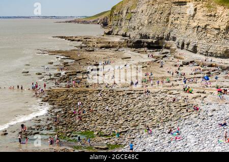 SOUTHERNDOWN, GALLES - 10 2021 GIUGNO: Le folle si riuniscono sulla roccia e sulla spiaggia di Southerndown (Dunraven Bay), sulla costa patrimonio Glamorgan del Galles del Sud Foto Stock