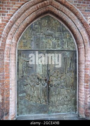 Portale con rilievo all'interno della chiesa di San Katherinen ad Amburgo in Germania Foto Stock