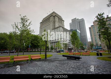 Il Queen Elizabeth Hotel nel centro di Montreal in una giornata nuvolosa Foto Stock